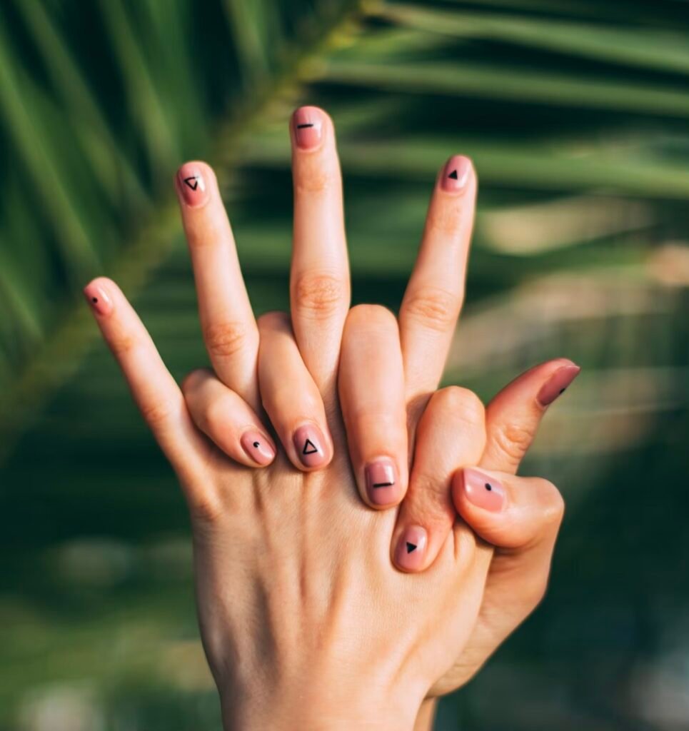 Nail art minimalist shapes Minimalistic shapes short nails